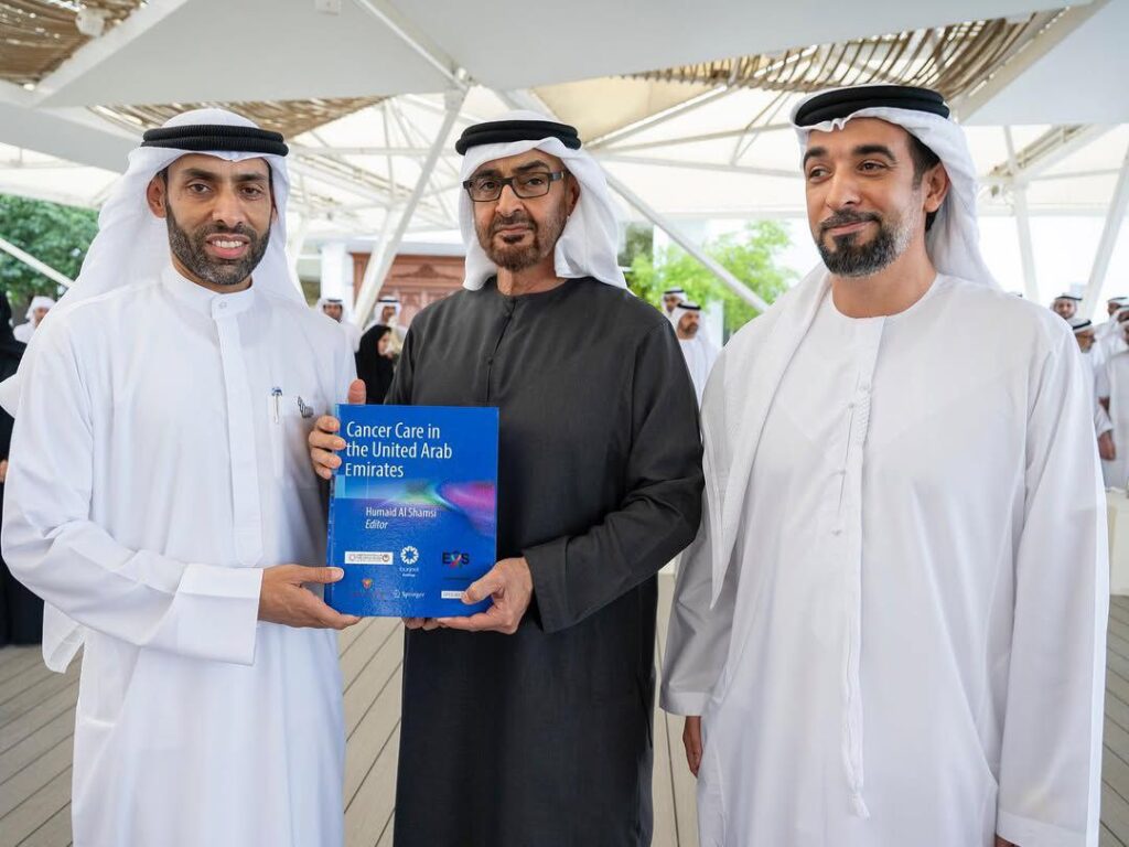 إهدائي لسموه أول نسخة من كتاب السرطان في دولة الإمارات