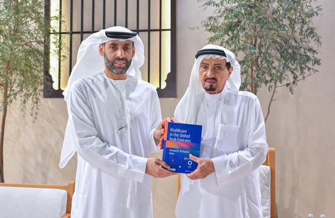 السلام على سمو الشيخ حميد بن راشد النعيمي حاكم عجمان وإهدائه نسخة من كتاب رعاية السرطان في دولة الإمارات