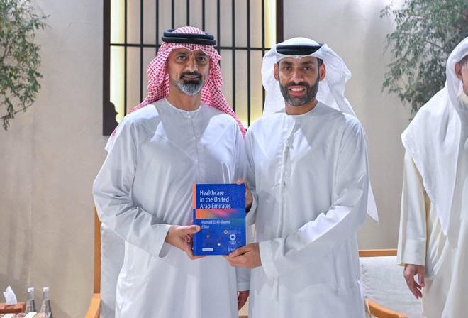السلام على سمو الشيخ عمار بن حميد النعيمي ولي عهد عجمان وإهدائه نسخة من كتاب رعاية السرطان في دولة الإمارات